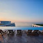Charmie Queen Std In Infinity Pool & Apartment *