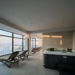 Charmie Queen Std In Infinity Pool &