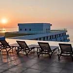 Apartment Charmie Queen Std In Infinity Pool &