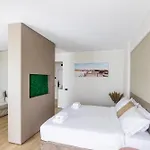Charmie Queen Std In Infinity Pool & Apartment Navodari