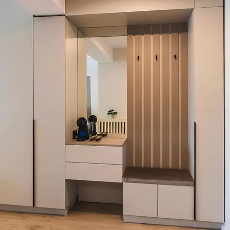 Charmie Queen - Infinity Pool &