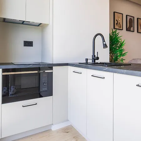 Charmie Queen - Infinity Pool & * Năvodari