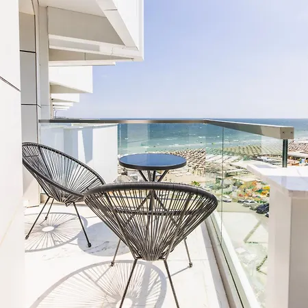 Charmie Queen - Infinity Pool & * Năvodari