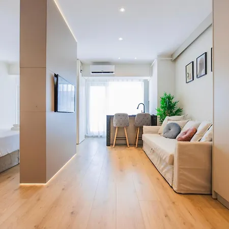 Charmie Queen - Infinity Pool &