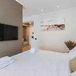 Charmie Queen Std In Infinity Pool & Apartment Navodari