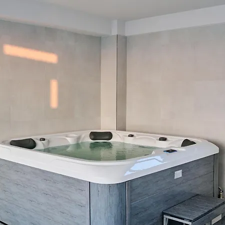 Charmie Queen - Infinity Pool & Apartment