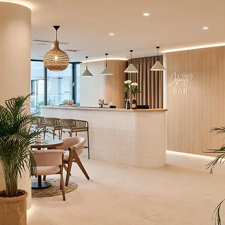 Charmie Queen - Infinity Pool & *