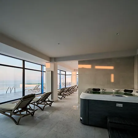 Charmie Queen Std In Infinity Pool &