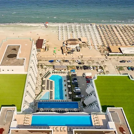 Charmie Queen Std In Infinity Pool & Apartamento Năvodari