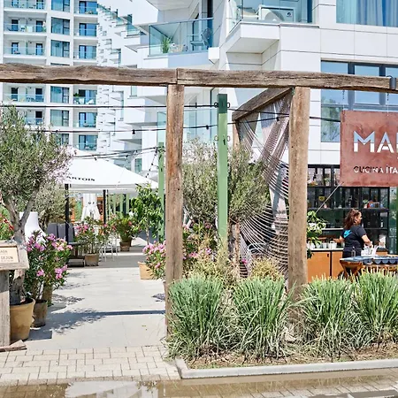 Charmie Queen - Infinity Pool & *