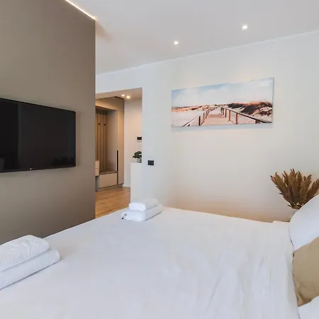 Charmie Queen Std In Infinity Pool & Apartamento Năvodari