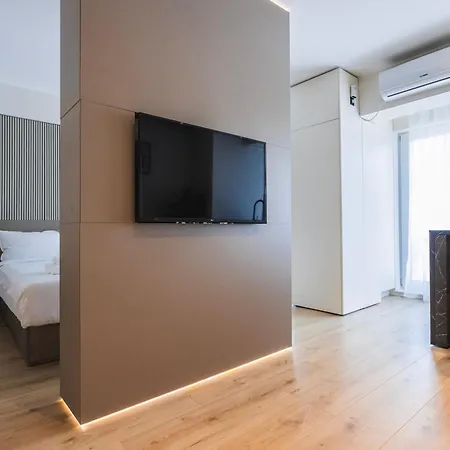 Charmie Queen - Infinity Pool & *