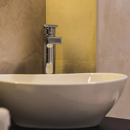 Charmie Queen - Infinity Pool & *