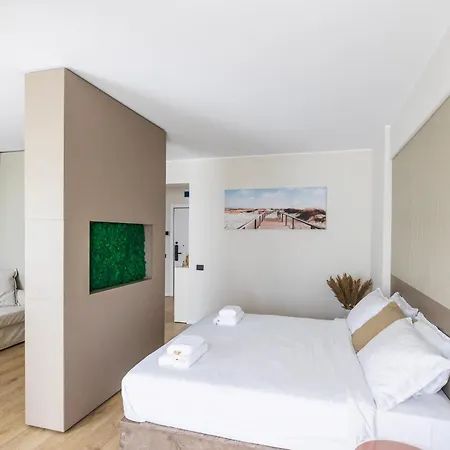 Charmie Queen Std In Infinity Pool & Apartamento Năvodari