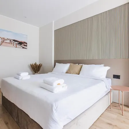 Charmie Queen Std In Infinity Pool & Apartamento Năvodari