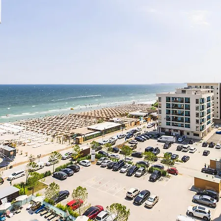 Charmie Queen - Infinity Pool & *